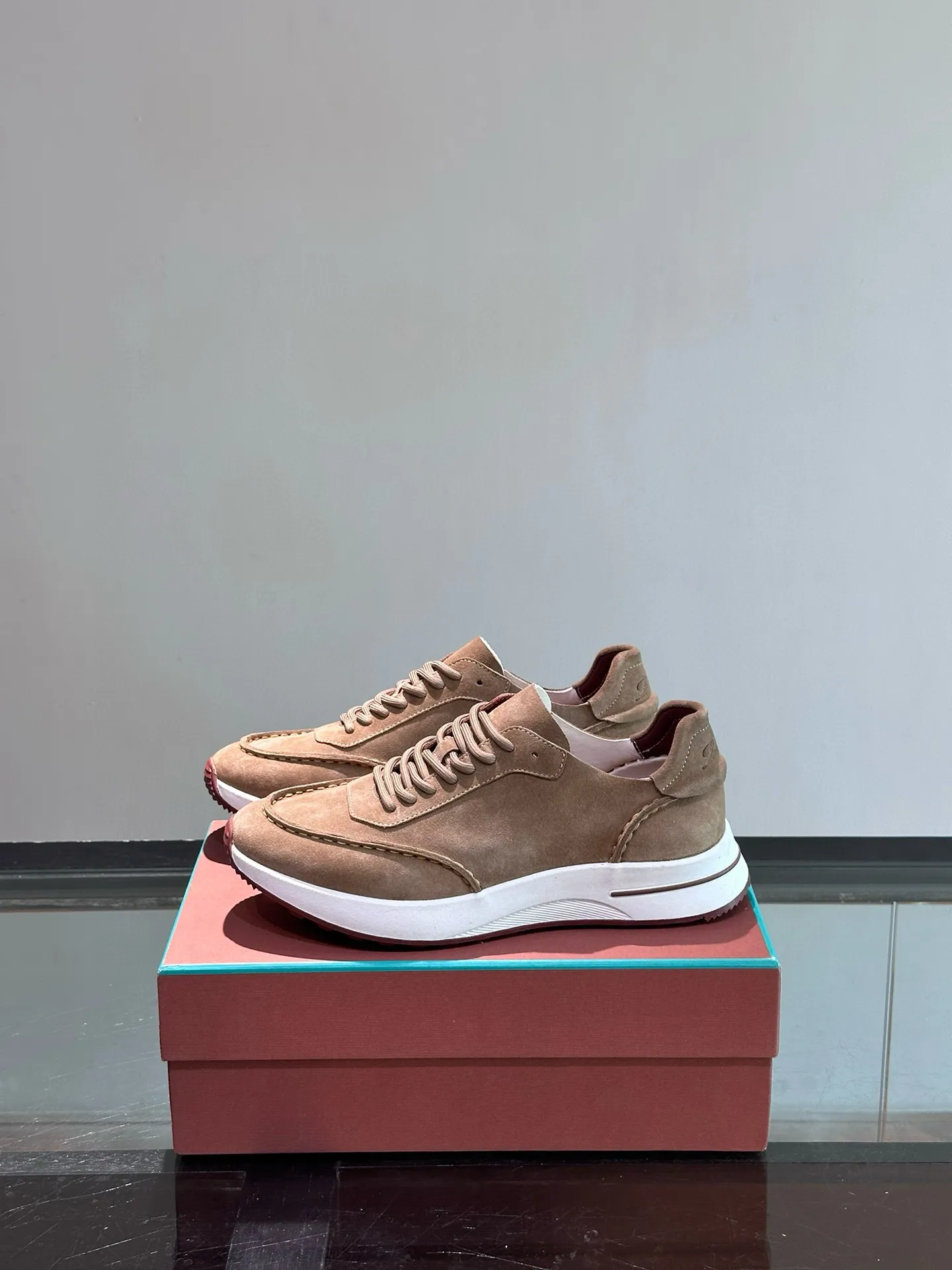Factory price: 540💰Loro men's shoes💰iana niche Loro classic jogging shoes, men's lace-up casual shoes and sneakers, high-quality lightweight and comfortable fabrics, suitable for outdoor leisure, the color scheme is young and energetic, and it looks great with sportswear or casual suits! Size: 39-46 (customized sizes of 45 and 46 are non-refundable)